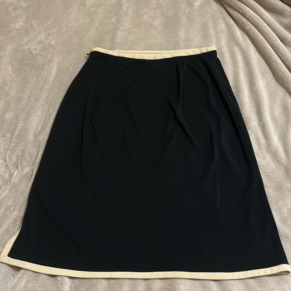 Ann Taylor Black A-Line Skirt size 6 - Picture 4 of 6